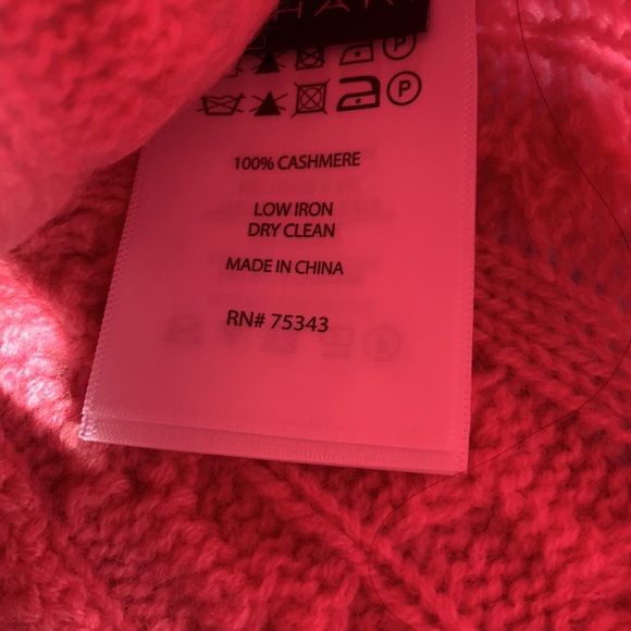 🌸Tahari cashmere hat🌸 - Picture 2 of 4